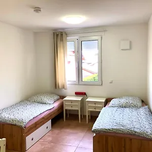  Apartment Chen, 2 Doppelzimmer , Ebk, Separater Balkon